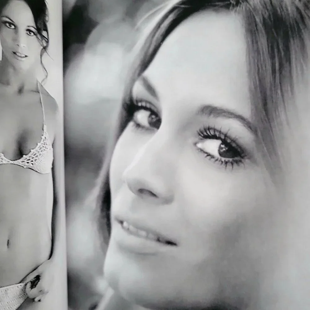 Barbara Leigh Vampirella Photo Book Images Rare Pictorial Collection 5"x7" - Picture 3 of 9